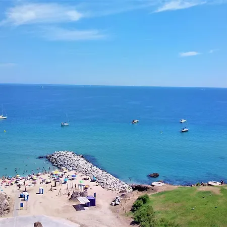 Nuria Seaview Beach-apartment *